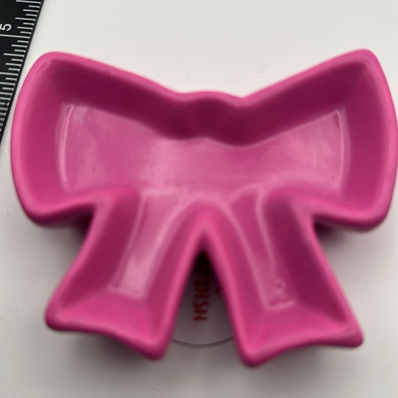 Set of 4 plastic bow coasters and one hot pink ceramic bow trinket dish - Picture 5 of 7